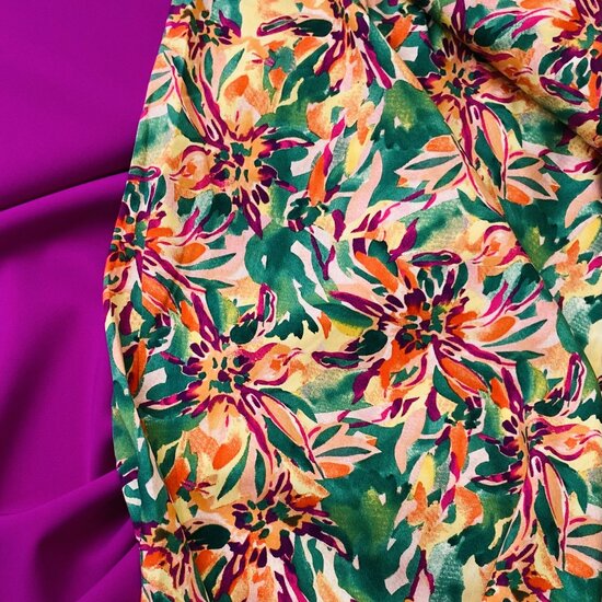 Viscose - Flowers In Green - Lichtroze