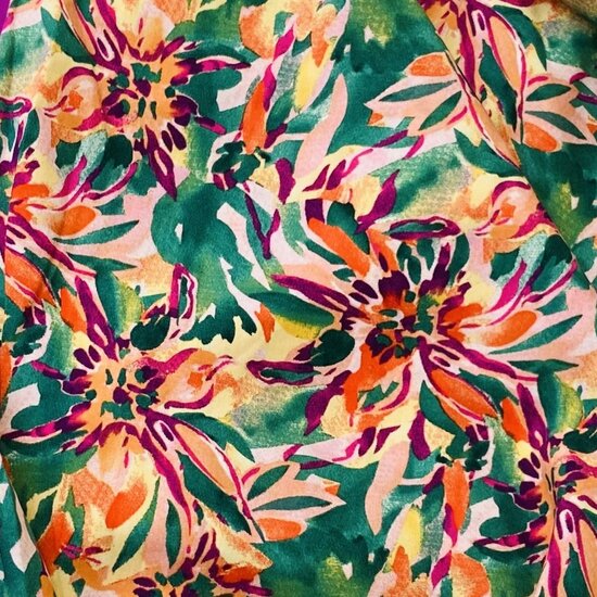 Viscose - Flowers In Green - Lichtroze
