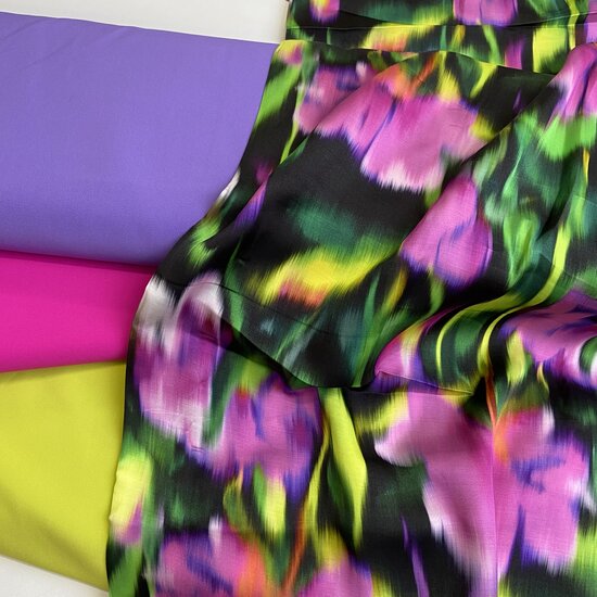Viscose - Batik Flowers - Zwart-Lila